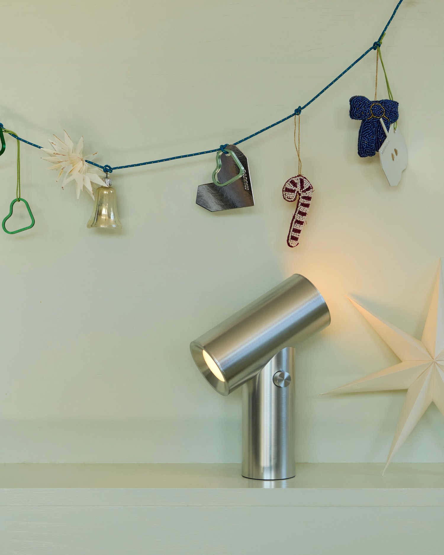 /cdn-cgi/image/width=1500,quality=85,format=auto/globalassets/content-media/images/01.-lifestyle-images/holiday-26/muuto-holidays-2026-beam-portable-alu-1low-res.jpg