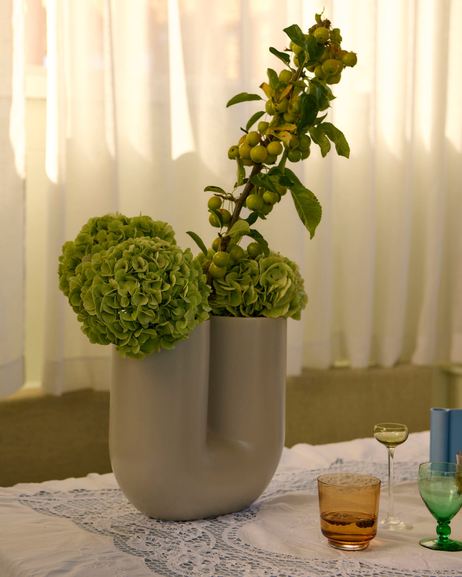 /cdn-cgi/image/width=1500,quality=85,format=auto/globalassets/content-media/images/01.-lifestyle-images/holiday-26/muuto-holidays-2026-kink-vase-sand-raise-burnt-orangelow-res.jpg
