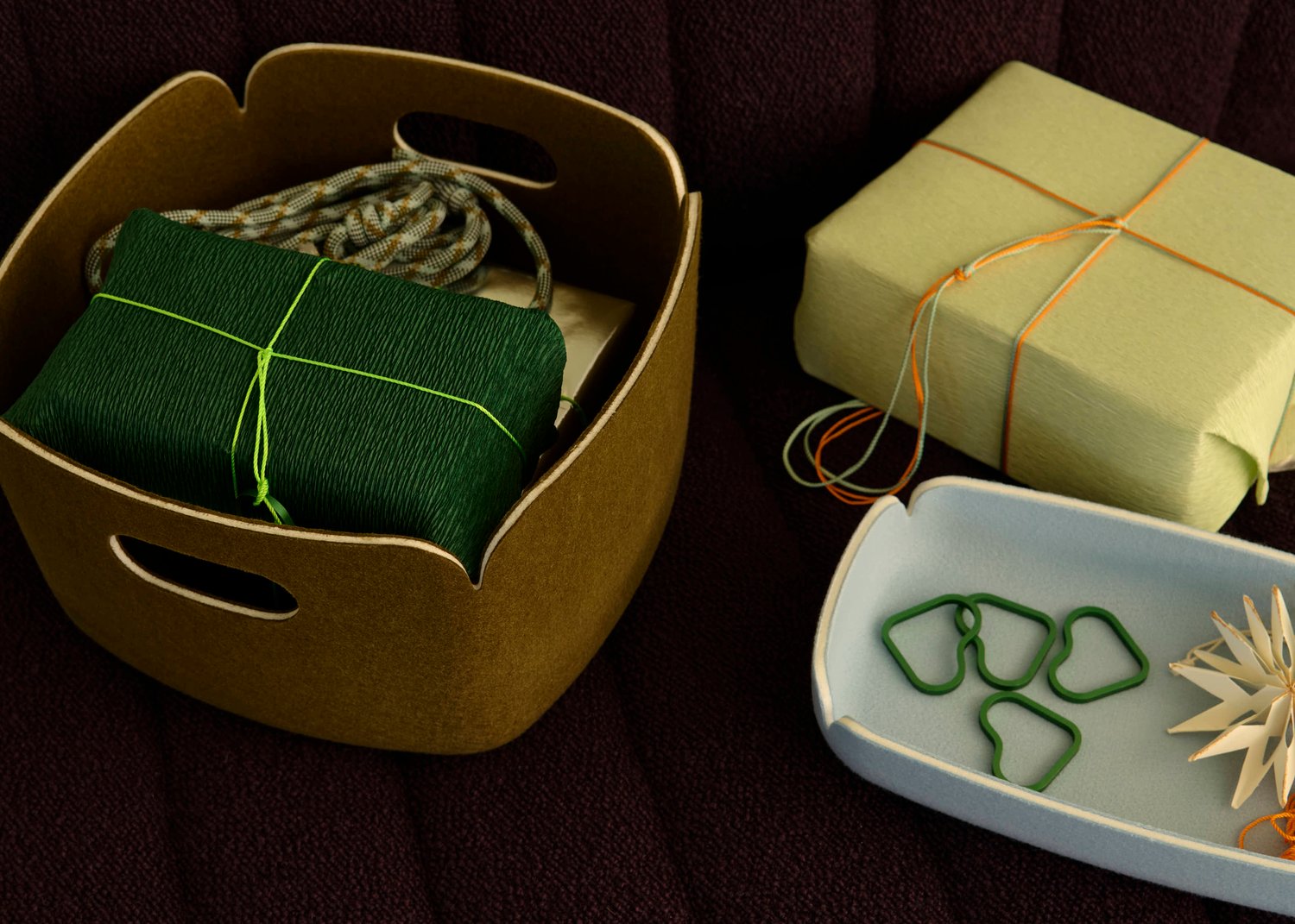 /cdn-cgi/image/width=1500,quality=85,format=auto/globalassets/content-media/images/01.-lifestyle-images/holiday-26/muuto-holidays-2026-restore-basket-tray-coltre-turf-burgundylow-res.jpg