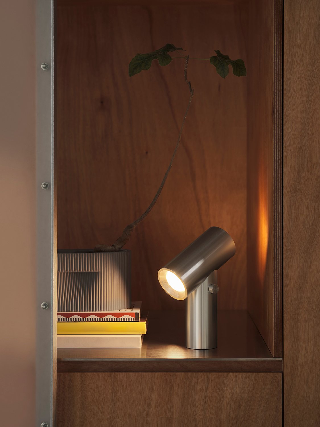 /cdn-cgi/image/width=1500,quality=85,format=auto/globalassets/content-media/images/01.-lifestyle-images/january-26/beam-portable-polished-alu-ridge-planter-taupe-low-res.jpg
