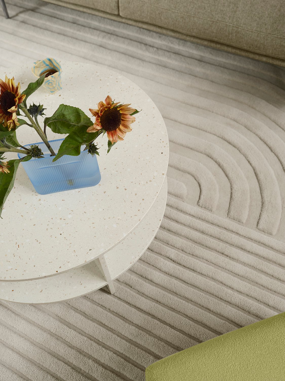 /cdn-cgi/image/width=1500,quality=85,format=auto/globalassets/content-media/images/01.-lifestyle-images/january-26/halves-coffee-table-off-white-relevo-rug-off-white-ridge-vase-glass-echo-acca-961-low-res.jpg