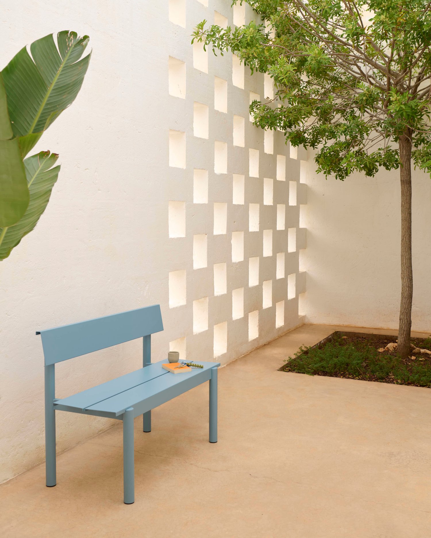 /cdn-cgi/image/width=1500,quality=85,format=auto/globalassets/content-media/images/01.-lifestyle-images/january-26/linear-steel-bench-w-backrest-pale-blue-110-cm-2low-res.jpg