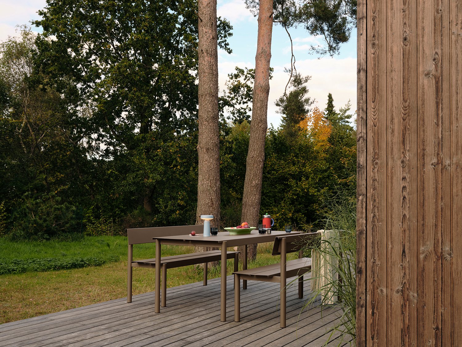 /cdn-cgi/image/width=1500,quality=85,format=auto/globalassets/content-media/images/01.-lifestyle-images/january-26/linear-steel-bench-w-backrest-taupe-table-200-taupe-ease-portable-light-blue-mere-raise-low-res.jpg