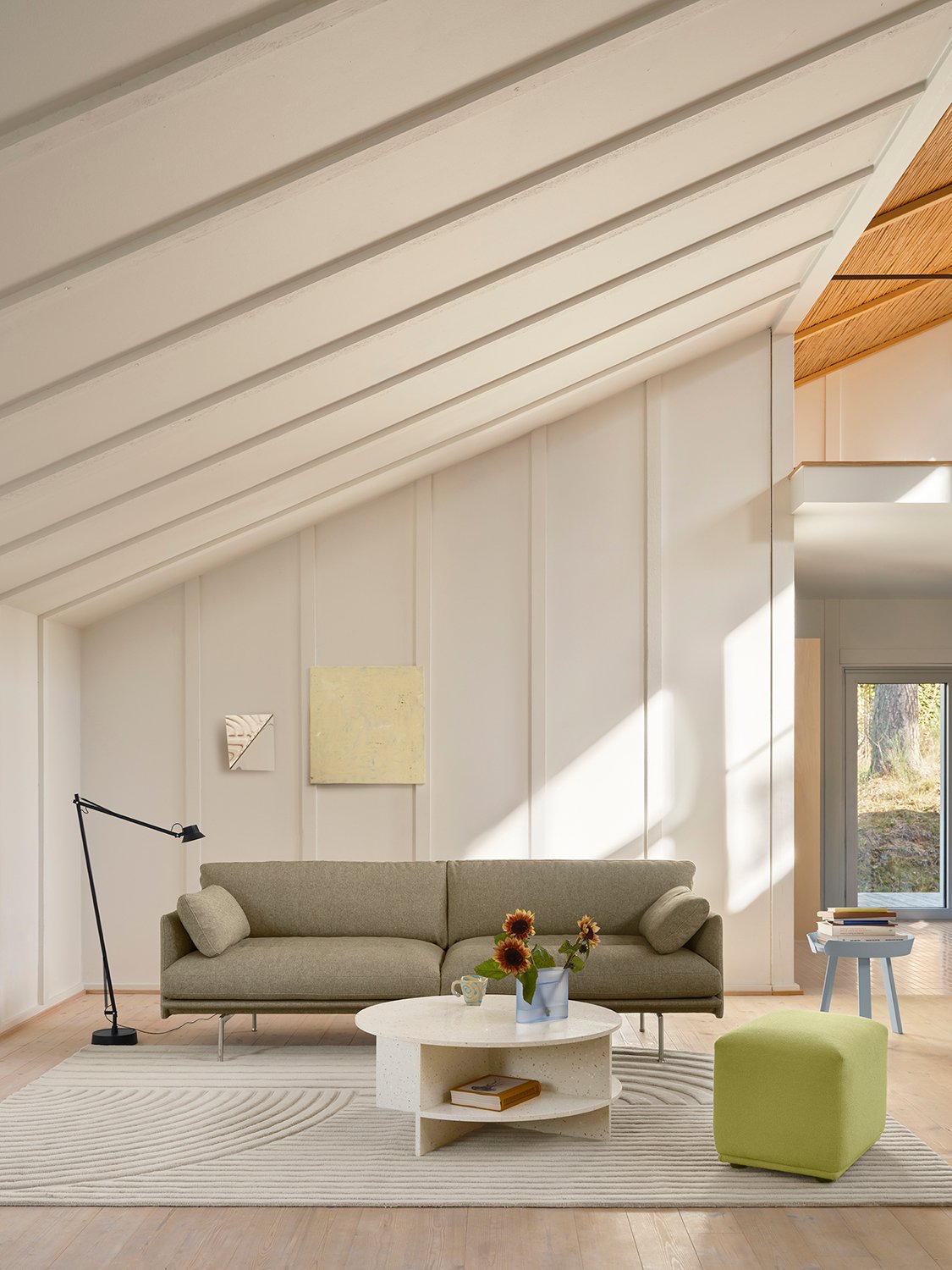 /cdn-cgi/image/width=1500,quality=85,format=auto/globalassets/content-media/images/01.-lifestyle-images/january-26/outline-soft-3-seater-clay-15-alu-halves-off-white-dedicate-floor-lamp-around-echo-acca-961-relevo-off-white-low-res.jpg