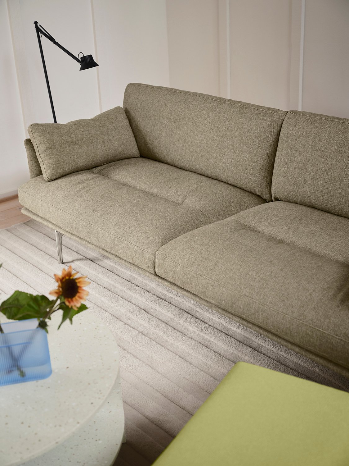 /cdn-cgi/image/width=1500,quality=85,format=auto/globalassets/content-media/images/01.-lifestyle-images/january-26/outline-soft-3-seater-clay-15-halves-off-white-dedicate-floor-lamp-relevo-off-white-echo-acca-961-low-res.jpg