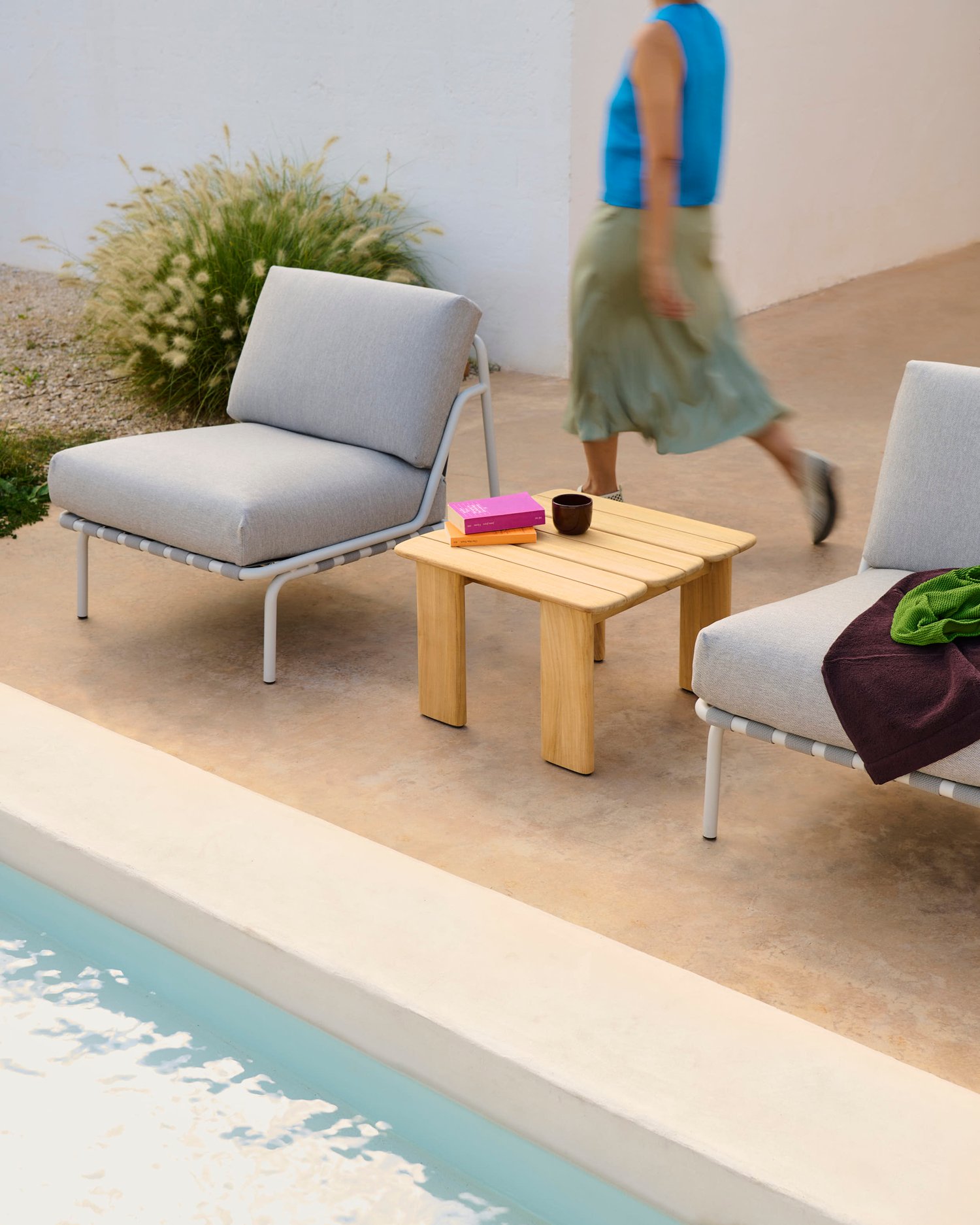 /cdn-cgi/image/width=1500,quality=85,format=auto/globalassets/content-media/images/01.-lifestyle-images/january-26/settle-lounge-chair-3-seater-ribbed-weave-5-taupe-halves-coffee-table-light-taupe-ply-rug-recycled-light-blue-kinklow-res.jpg
