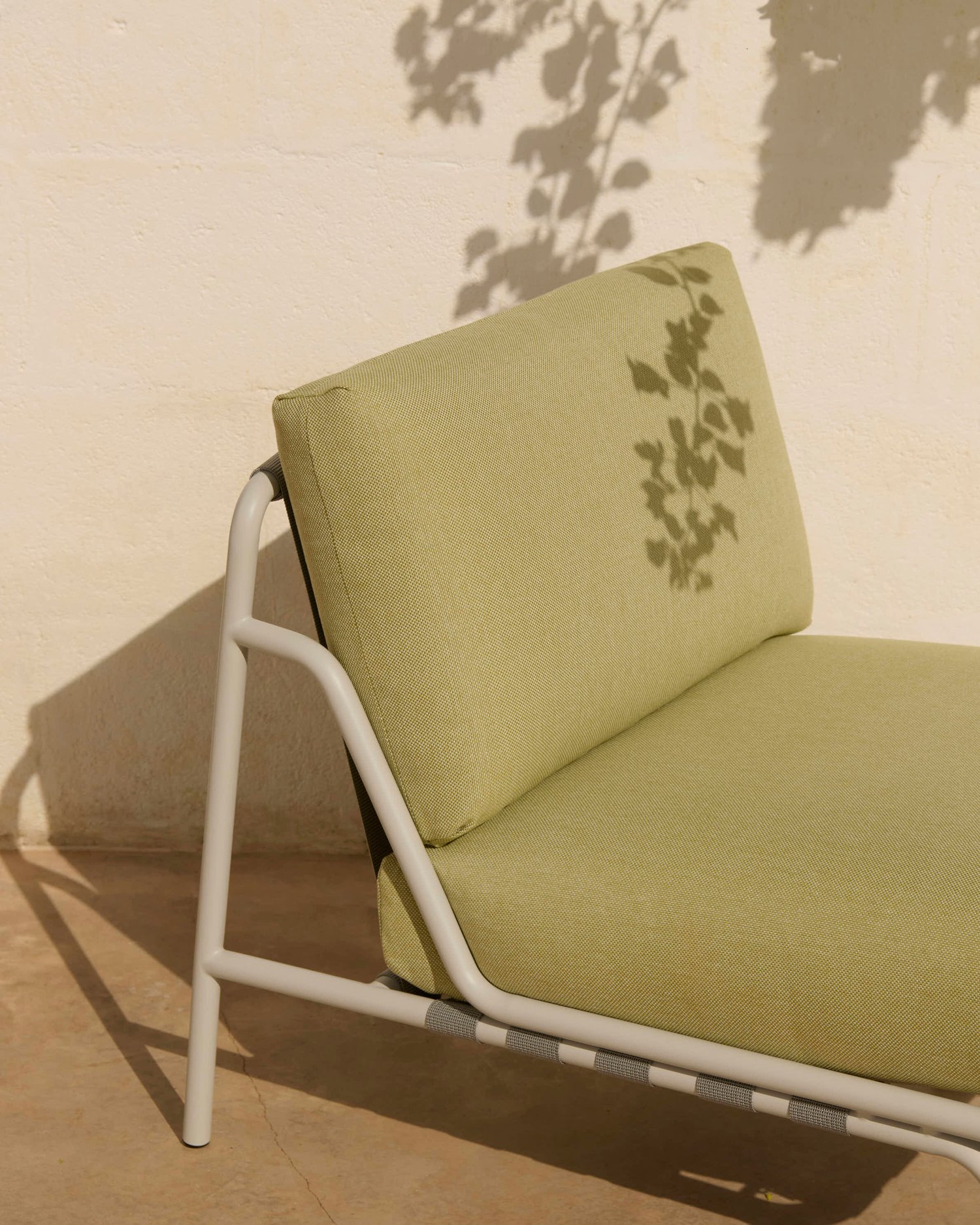 /cdn-cgi/image/width=1500,quality=85,format=auto/globalassets/content-media/images/01.-lifestyle-images/january-26/settle-lounge-chair-delta-26-greylow-res.jpg