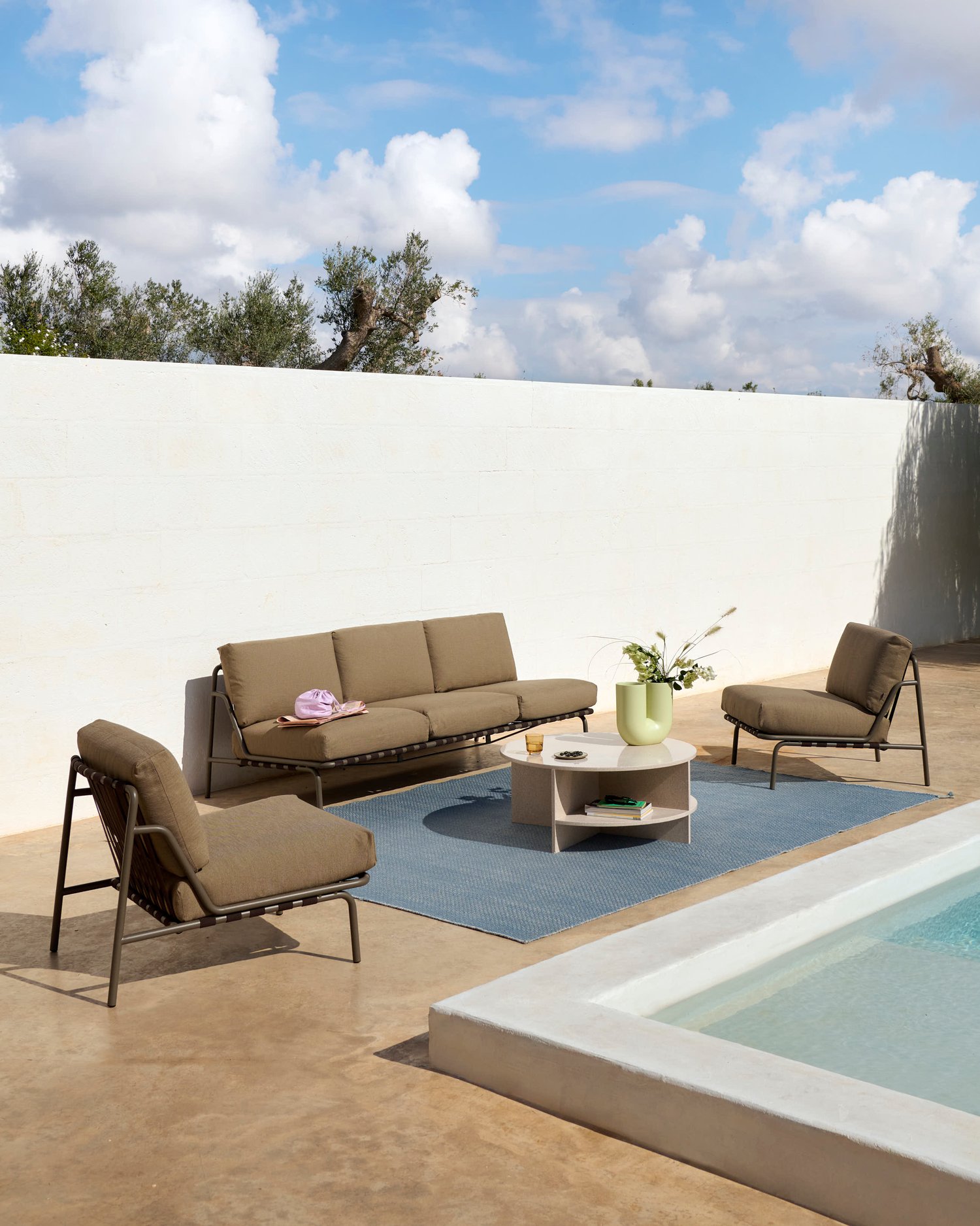 /cdn-cgi/image/width=1500,quality=85,format=auto/globalassets/content-media/images/01.-lifestyle-images/january-26/settle-lounge-chair-grey-delta-47-assemble-coffee-table-55-teaklow-res.jpg