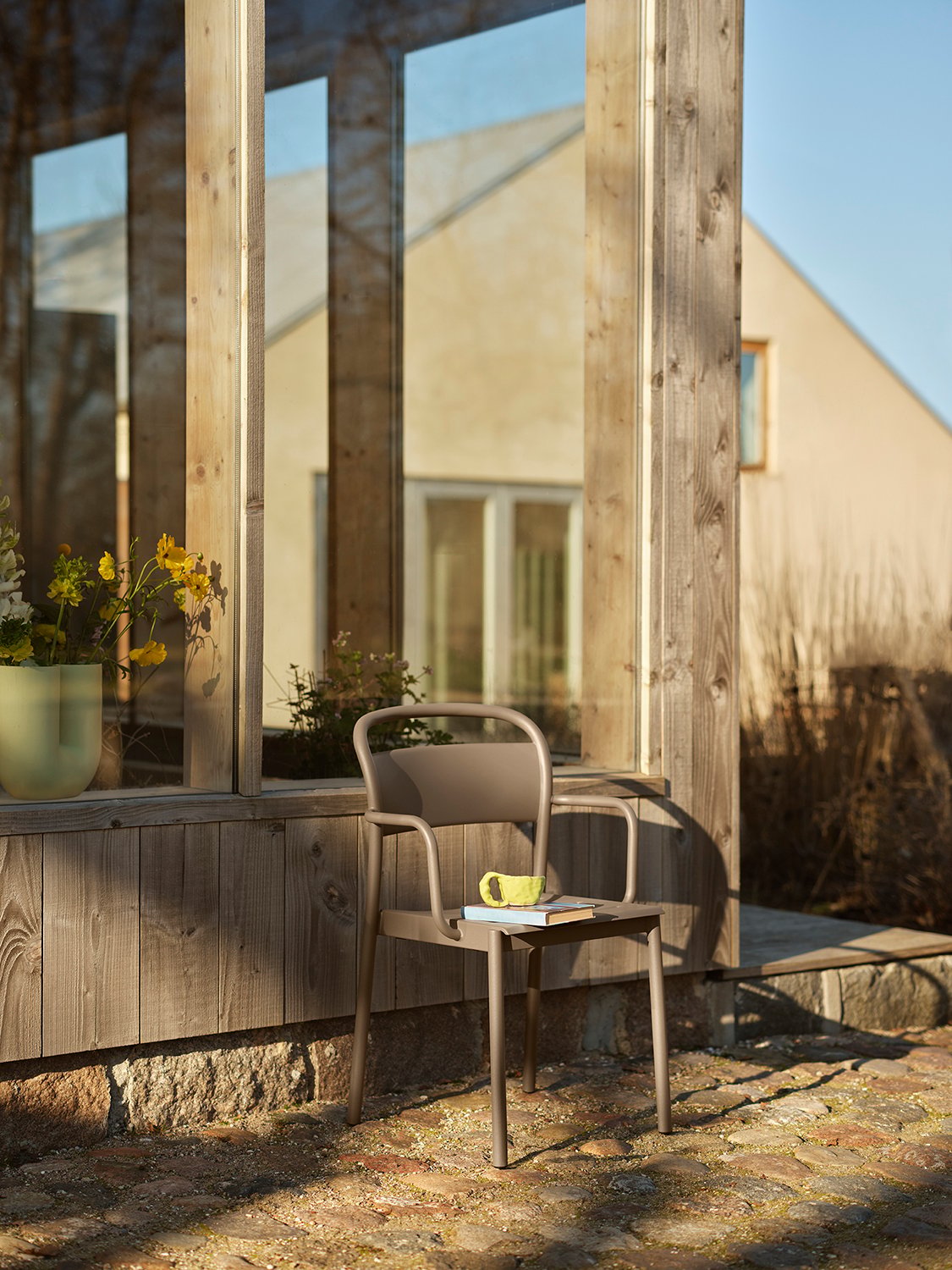 /cdn-cgi/image/width=1500,quality=85,format=auto/globalassets/content-media/images/01.-lifestyle-images/semptember-25/linear-steel-armchair-taupe-kink-light-green-low-res.jpg