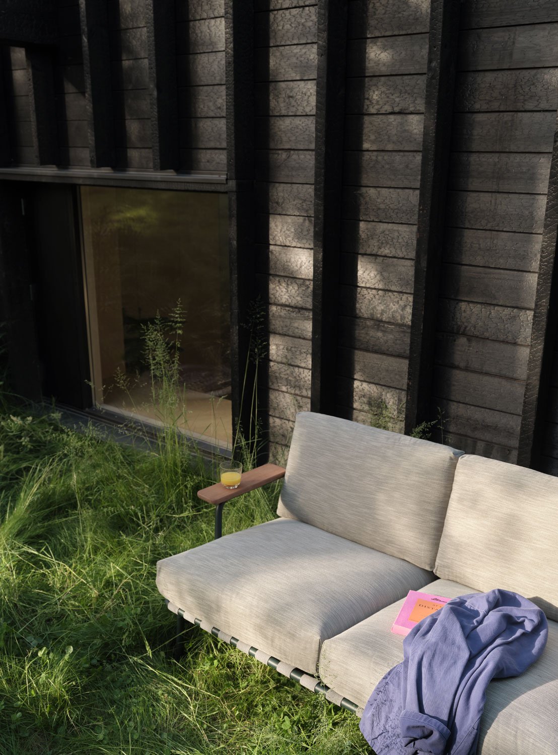 /cdn-cgi/image/width=1500,quality=85,format=auto/globalassets/content-media/images/01.-lifestyle-images/september-24/settle-sofa-2-seater-ribbed-weave-2-dark-green-3-muuto-low-res.jpg