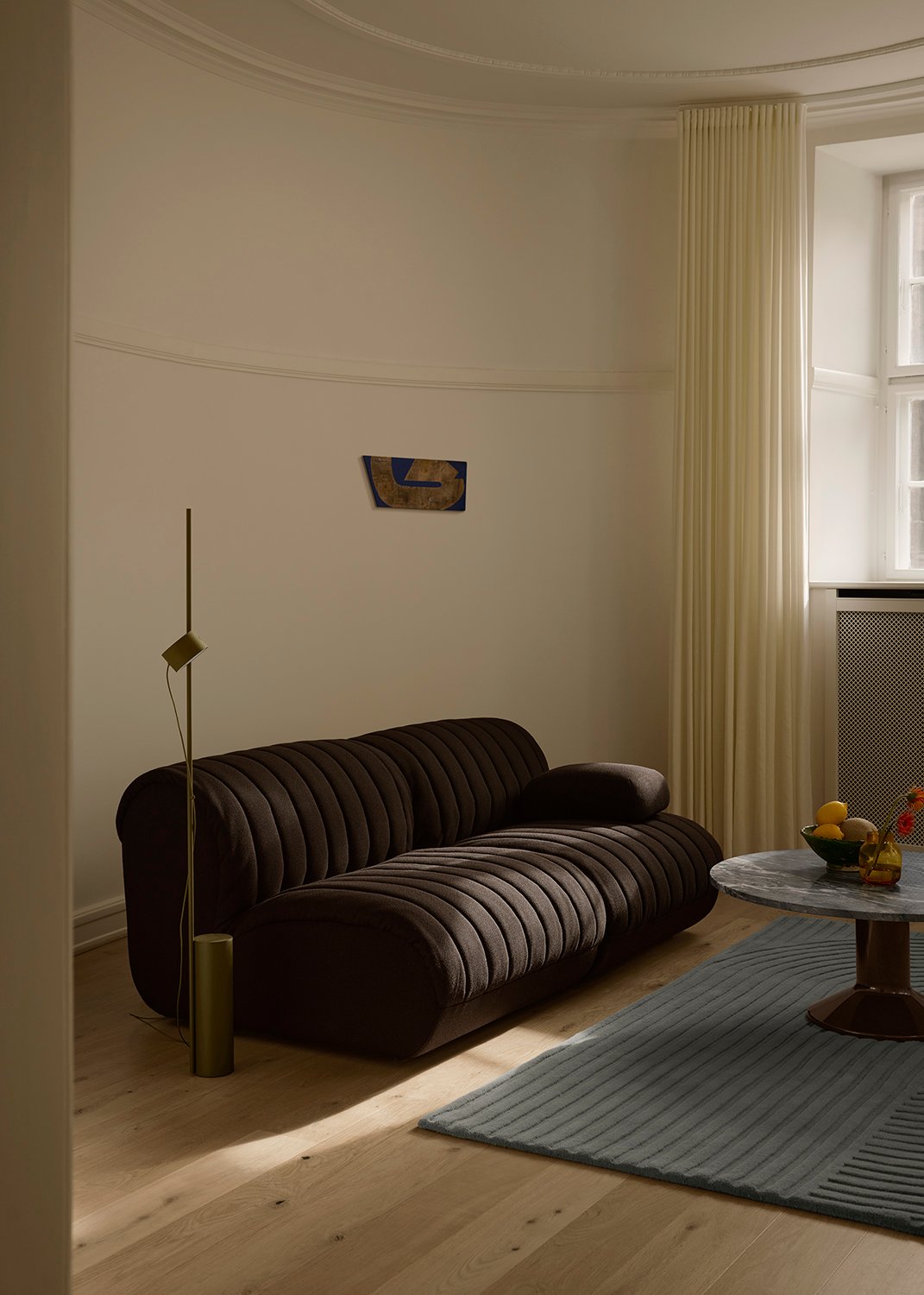 /cdn-cgi/image/width=1500,quality=85,format=auto/globalassets/content-media/images/01.-lifestyle-images/september-26/coltre-2-seater-armrest-cushion-vidar-4-386-post-floor-brown-green-midst-coffee-relevo-quattro-off-white-low-res.jpg
