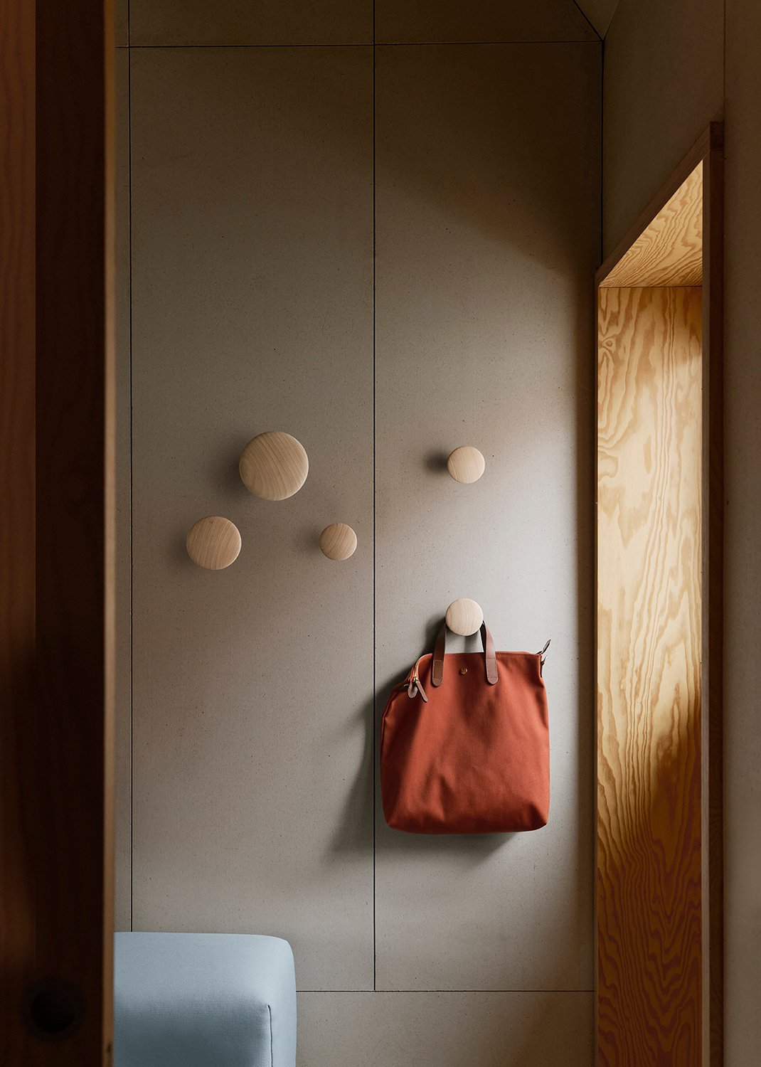 /cdn-cgi/image/width=1500,quality=85,format=auto/globalassets/content-media/images/01.-lifestyle-images/september-26/dots-wood-set-of-5-oak-echo-pouf-fiord-721-low-res.jpg