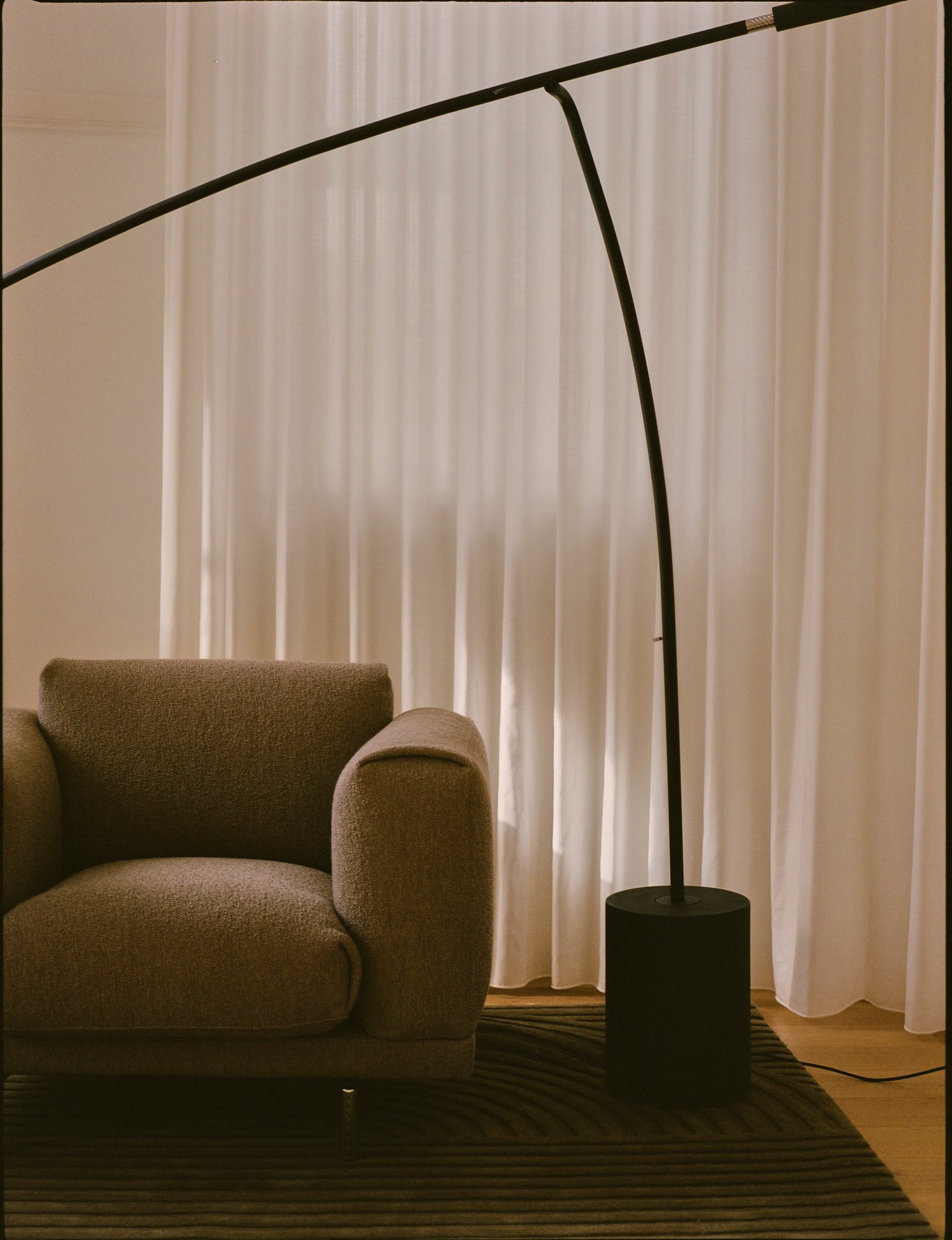 /cdn-cgi/image/width=1500,quality=85,format=auto/globalassets/content-media/images/01.-lifestyle-images/september-26/editorial-contra-floor-lamp-rest-lounge-chair-hearth-06-chrome-relevo-quattro-taupelow-res.jpg