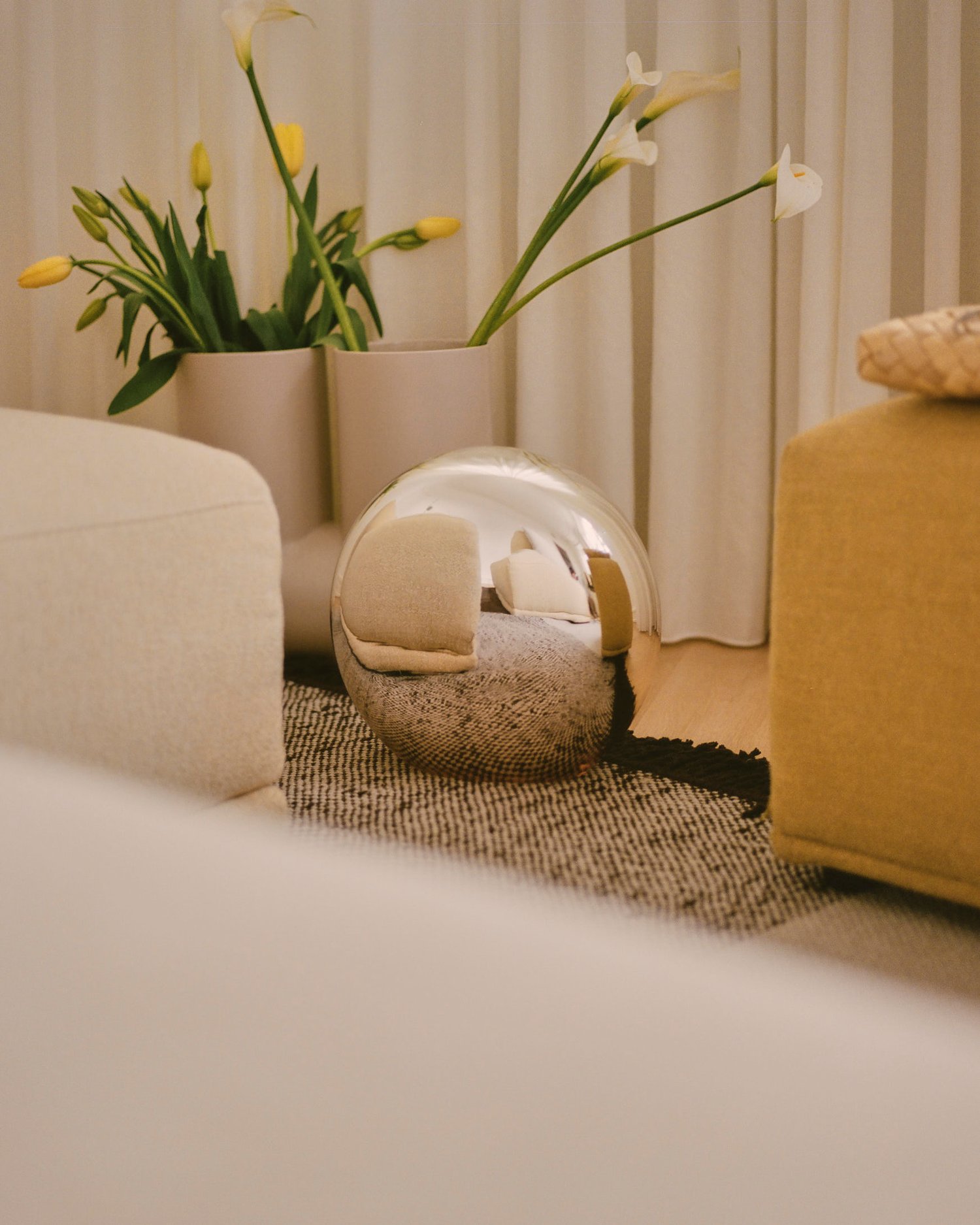 /cdn-cgi/image/width=1500,quality=85,format=auto/globalassets/content-media/images/01.-lifestyle-images/september-26/editorial-inner-view-kink-verso-rug-cool-grey-dark-brown-echo-ecriture-470-connect-soft-ecriture-410low-res.jpg