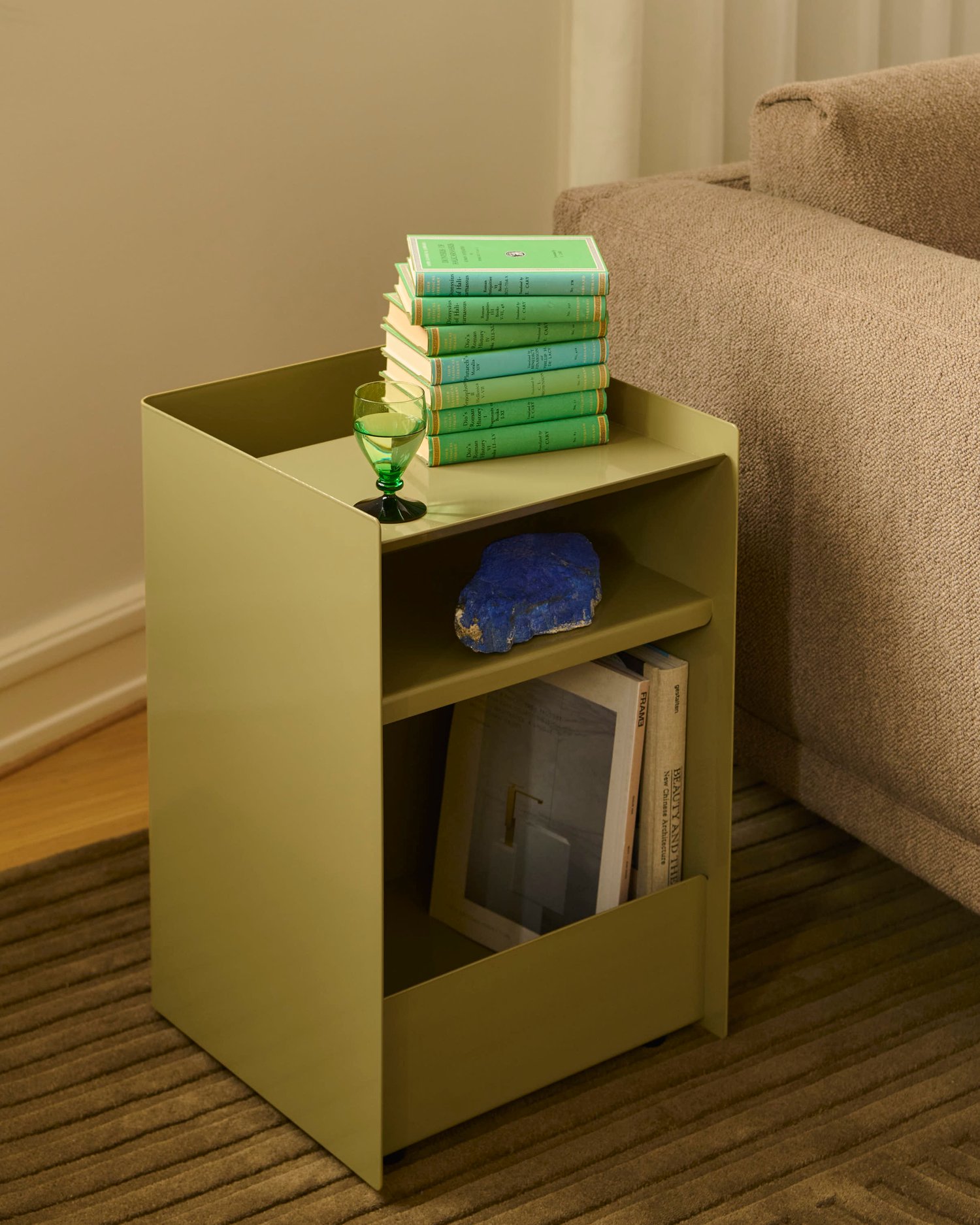 /cdn-cgi/image/width=1500,quality=85,format=auto/globalassets/content-media/images/01.-lifestyle-images/september-26/folded-trolley-62-dark-beige-green-rest-hearth-06-relevo-quattro-taupelow-res.jpg