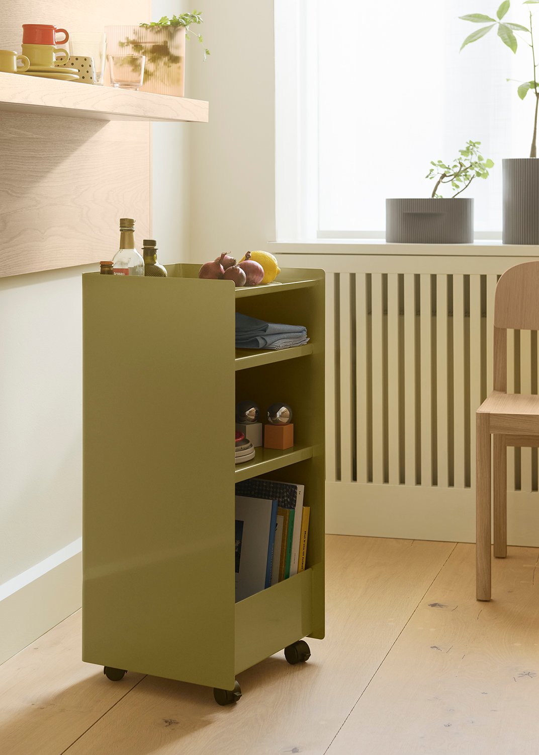 /cdn-cgi/image/width=1500,quality=85,format=auto/globalassets/content-media/images/01.-lifestyle-images/september-26/folded-trolley-dark-beige-green-84-workshop-chair-ridge-vase-light-orange-ridge-planter-taupe-low-res.jpg