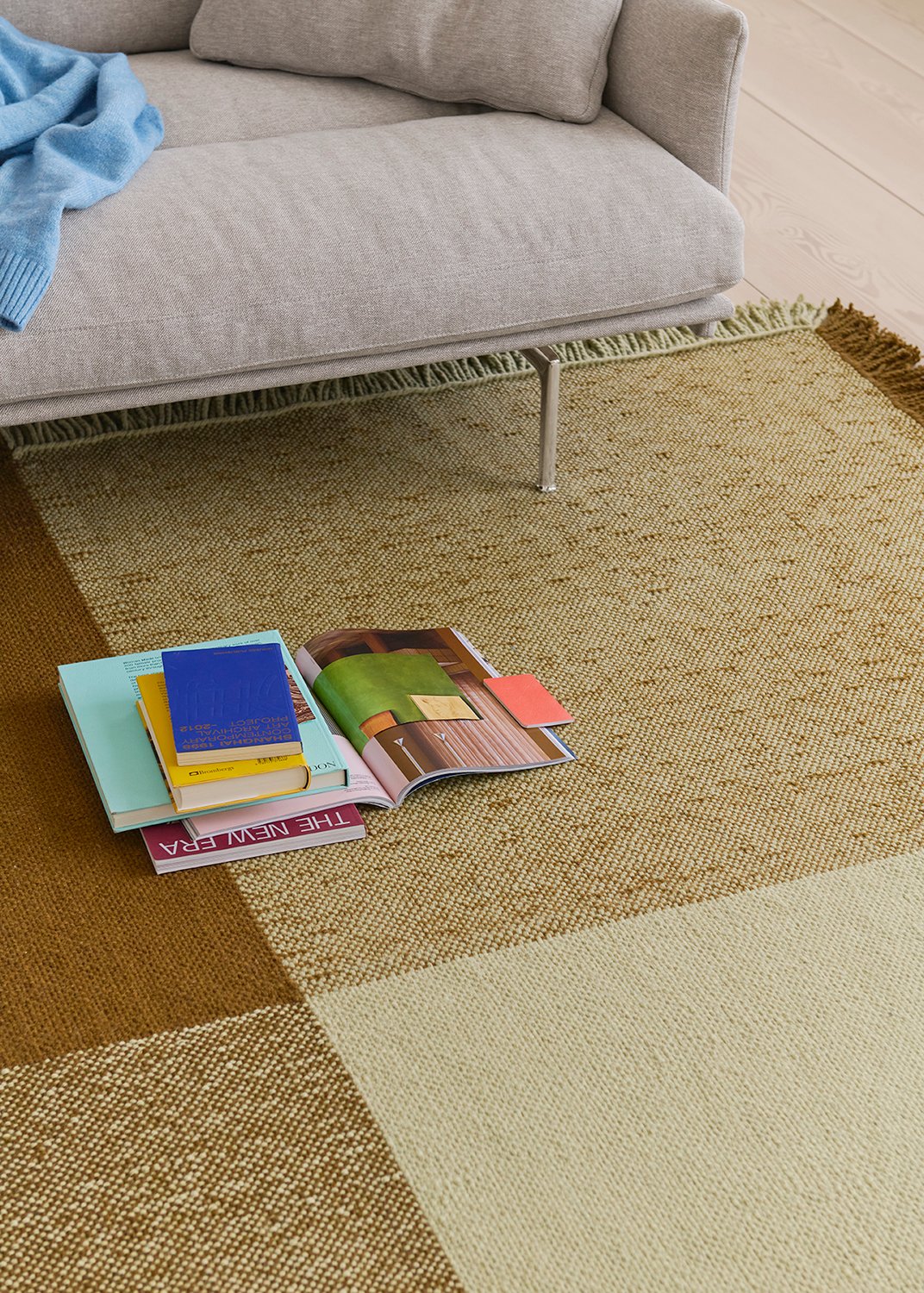 /cdn-cgi/image/width=1500,quality=85,format=auto/globalassets/content-media/images/01.-lifestyle-images/september-26/verso-rug-pale-green-warm-brown-outline-soft-3-seater-clay-12-polished-alu-low-res.jpg