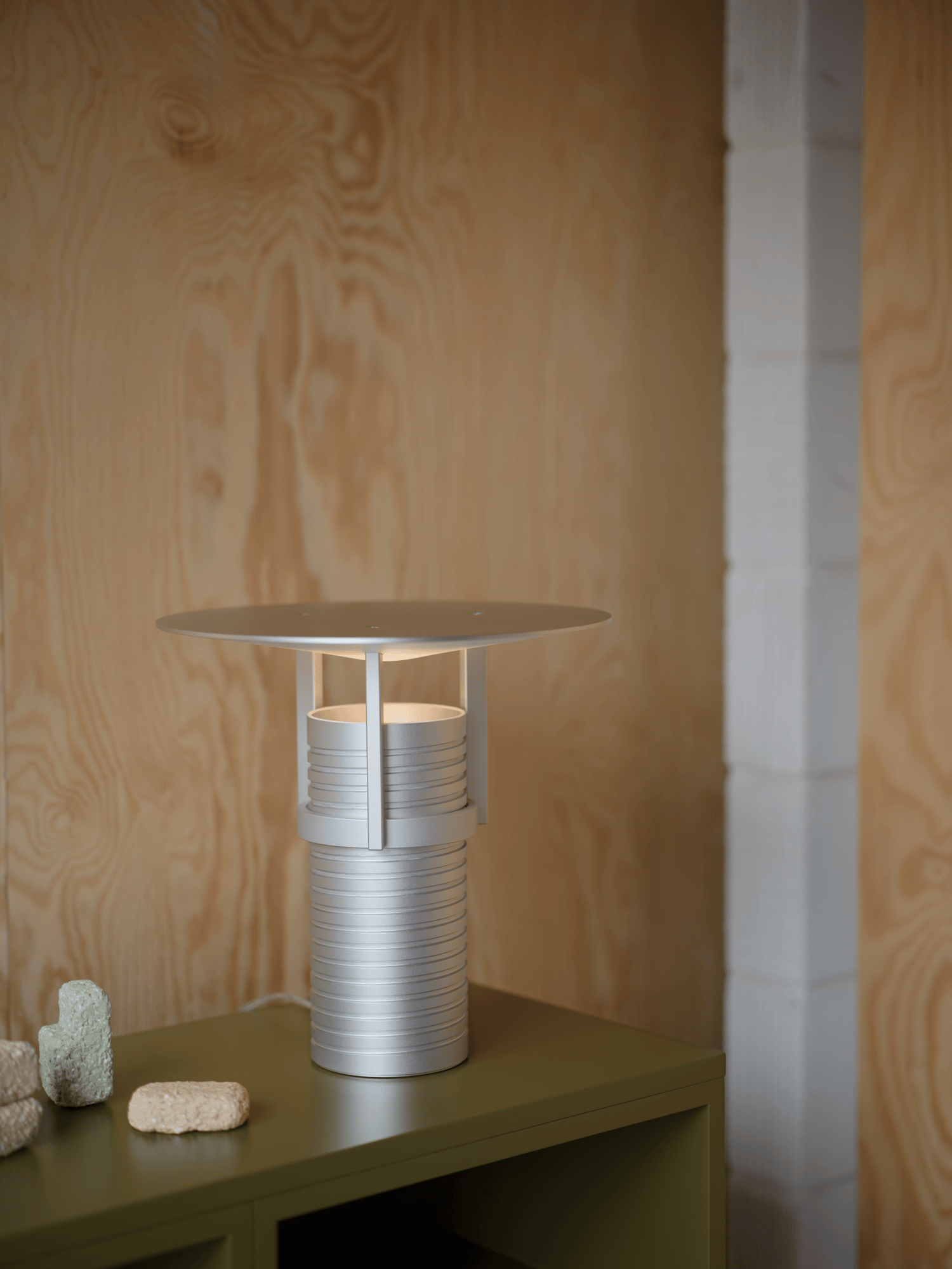 /cdn-cgi/image/width=1500,quality=85,format=auto/globalassets/content-media/images/01.-lifestyle-images/set-table-lamp-stacked-sideboard-brown-green-muuto-org.png