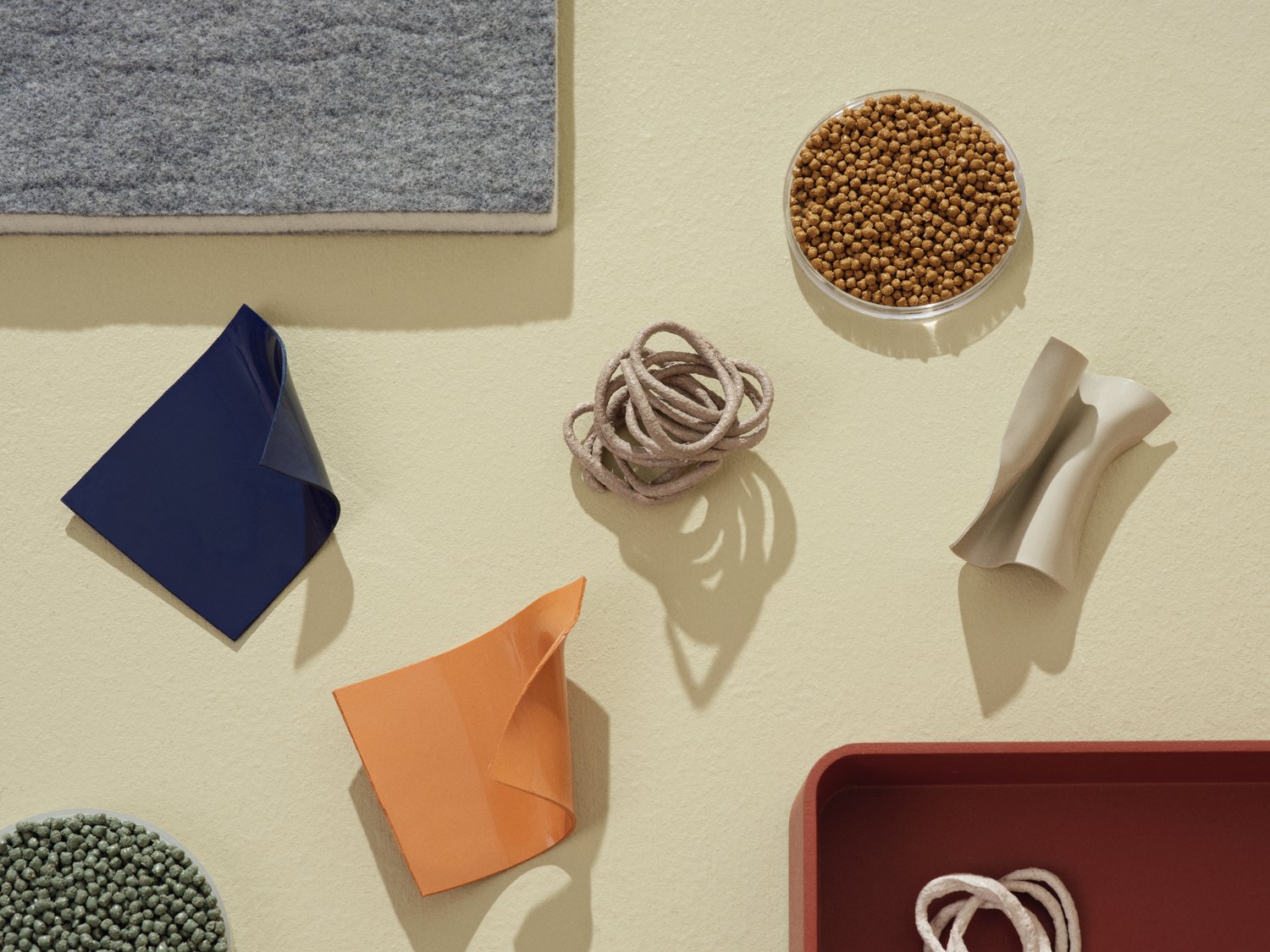 /cdn-cgi/image/width=1500,quality=85,format=auto/globalassets/content-media/images/02.-concept-images/moodboard-recycled-plastic-1-wide-muuto.png