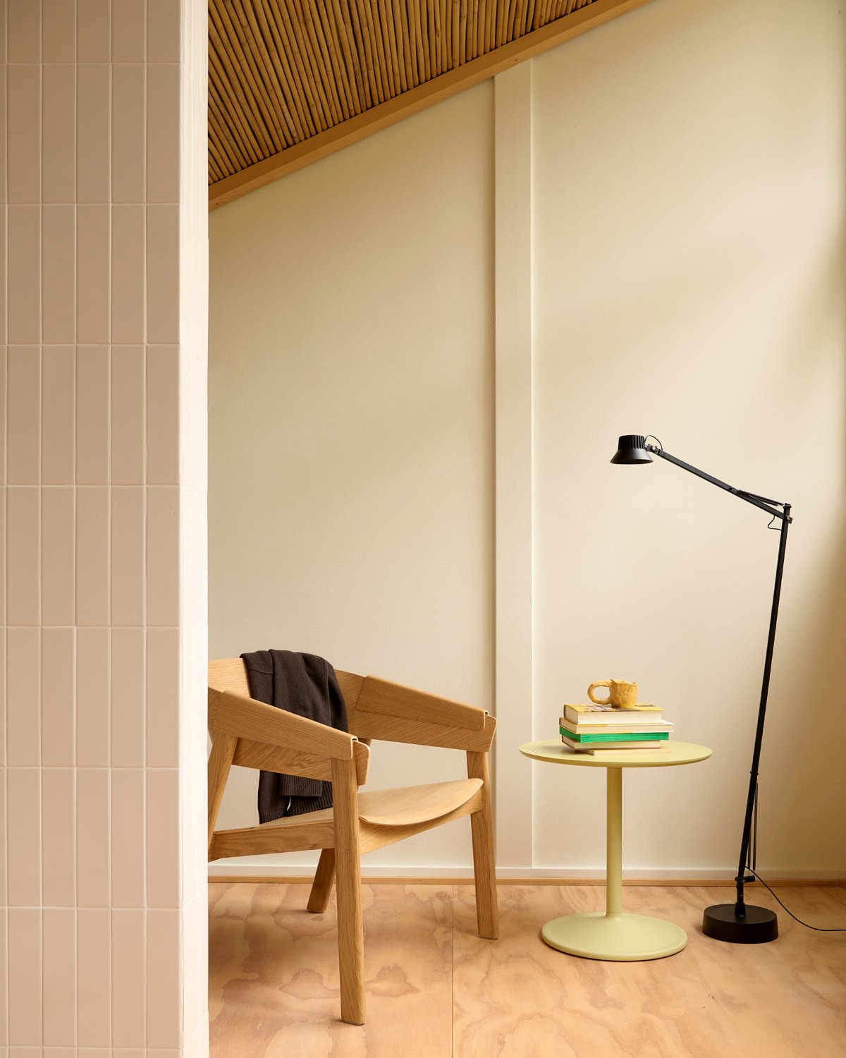 /cdn-cgi/image/width=1500,quality=85,format=auto/globalassets/content-media/images/03.-editorial-images/jan26/editorial-dedicate-floor-lamp-black-soft-side-beige-green-cover-lounge-chair-oak-low-res.jpg