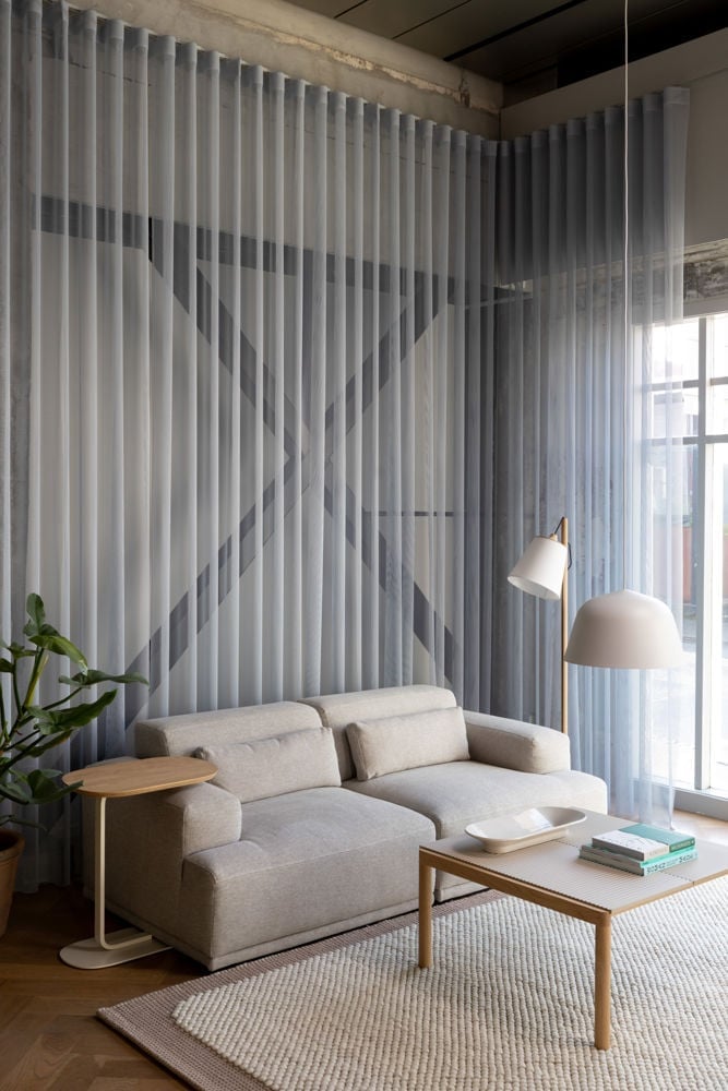 /cdn-cgi/image/width=1500,quality=85,format=auto/globalassets/content-media/images/about/auckland/connect-sofa-pull-floor-lamp-ambit-pendant-lamp-relate-side-table-auckland-store-muuto.jpg