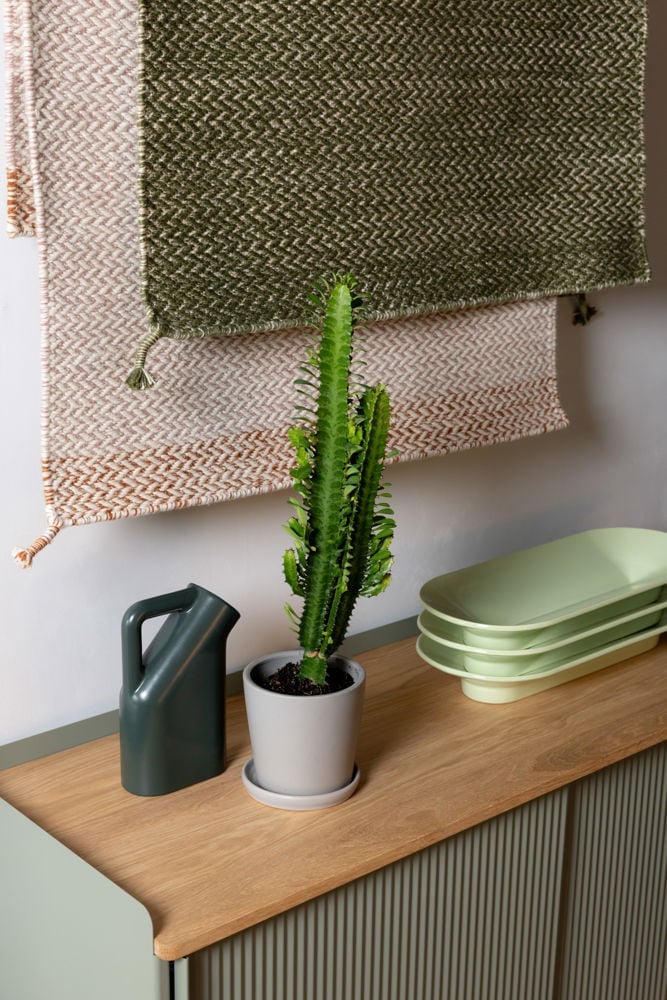 /cdn-cgi/image/width=1500,quality=85,format=auto/globalassets/content-media/images/about/auckland/enfold-sideboard-tub-jug-mere-bowl-auckland-store-muuto.jpg