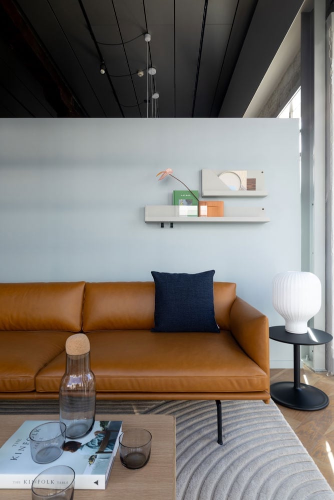 /cdn-cgi/image/width=1500,quality=85,format=auto/globalassets/content-media/images/about/auckland/outline-sofa-relevo-rug-auckland-store-muuto.jpg