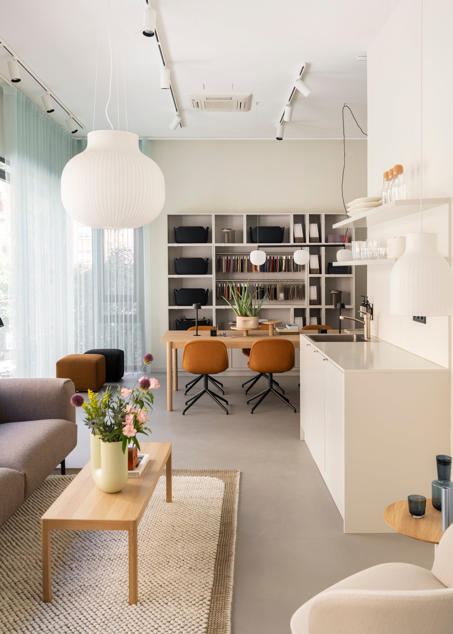 /cdn-cgi/image/width=1500,quality=85,format=auto/globalassets/content-media/images/about/madrid-showroom/madrid-showroom-muuto-med-res-26.jpg