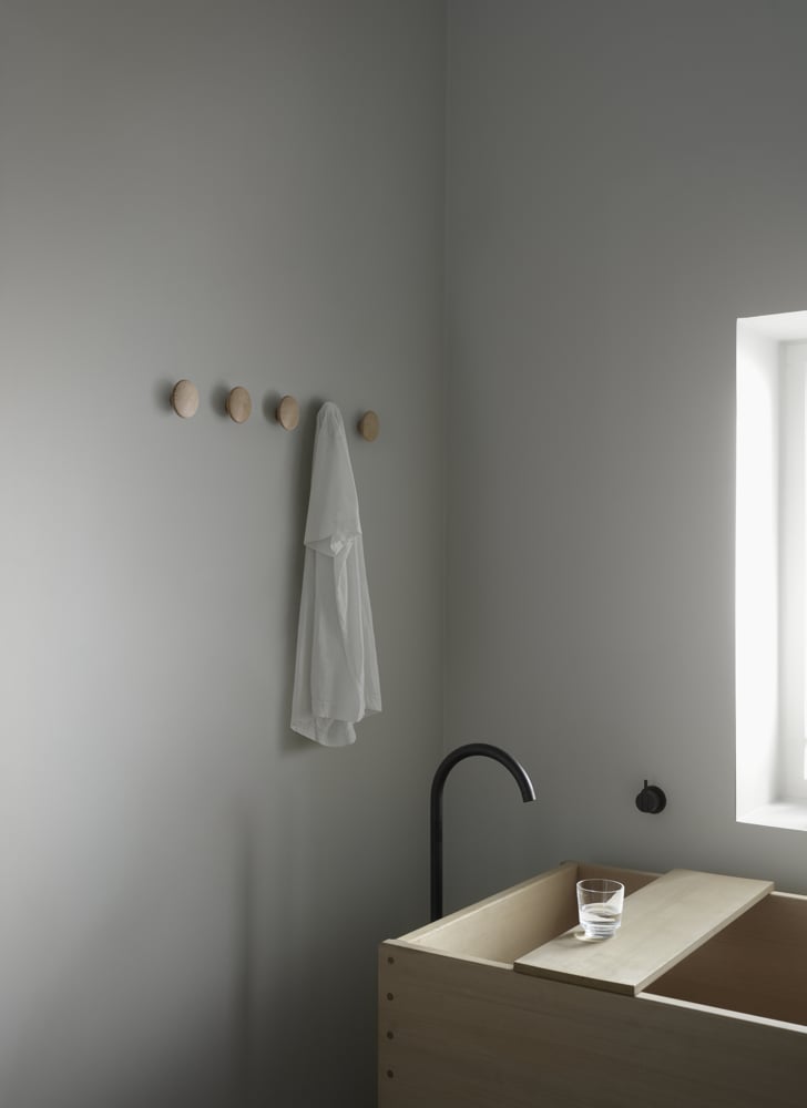 /cdn-cgi/image/width=1500,quality=85,format=auto/globalassets/content-media/images/accessories/hangers/dots-wood-oak-o6-5-raise-glass-clear-org.png