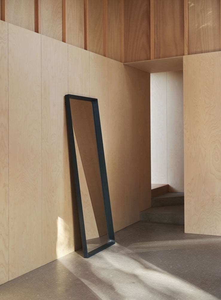 arced-mirror-midnight-blue-muuto-low-res