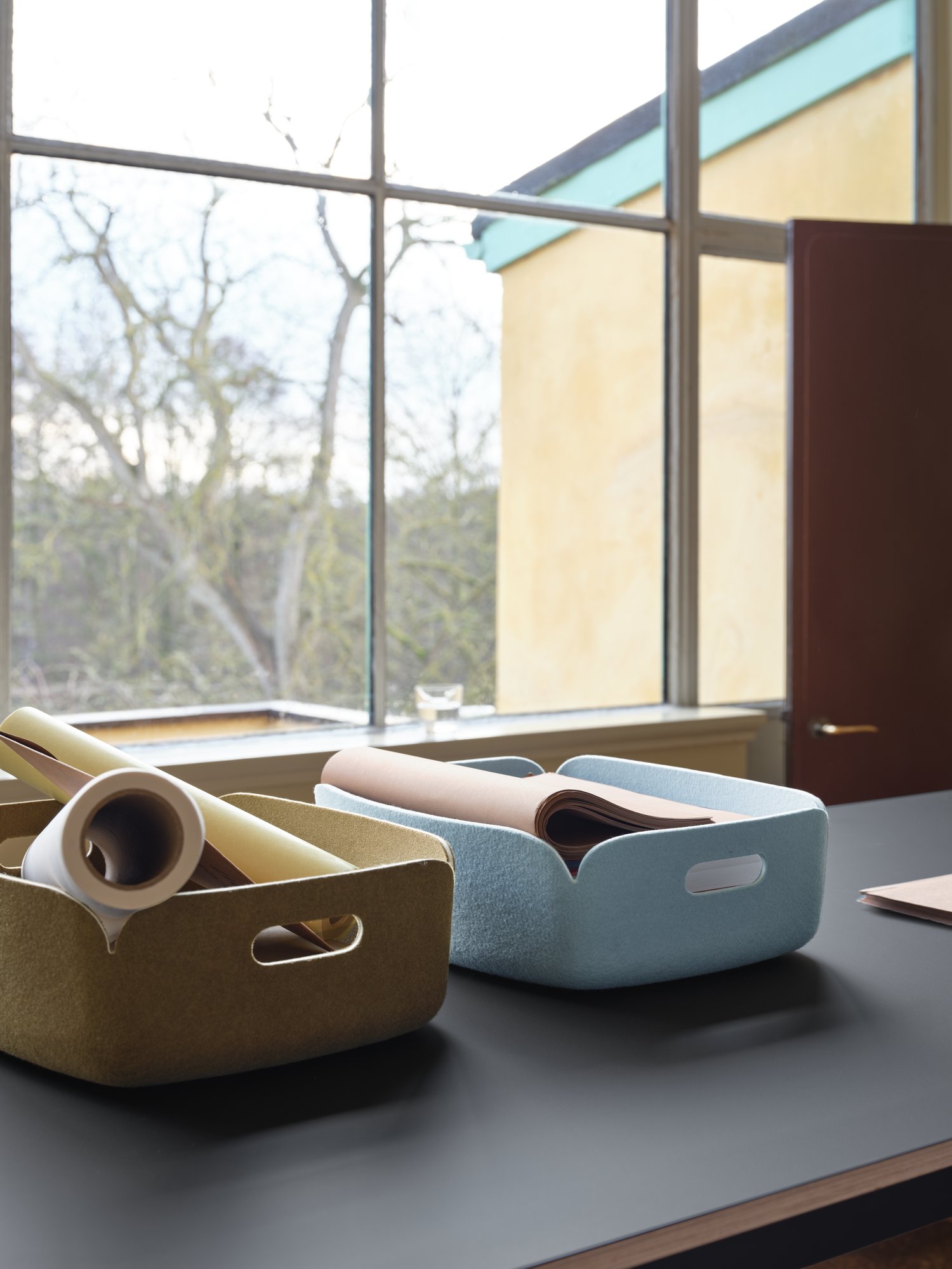 /cdn-cgi/image/width=1500,quality=85,format=auto/globalassets/content-media/images/accessories/office/restore-tray-brown-green-light-blue-base-high-table-black-190x85-h105-muuto-org.png