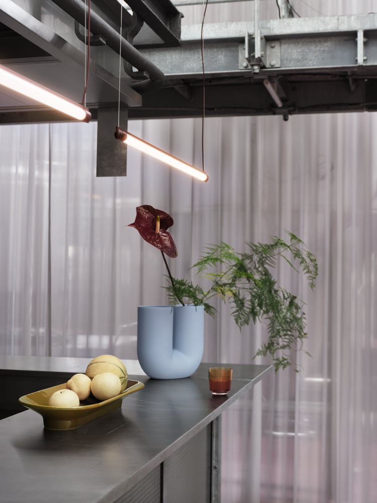 /cdn-cgi/image/width=1500,quality=85,format=auto/globalassets/content-media/images/accessories/storage/fine-suspension-lamp-90-deep-red-mere-bowl-brown-green-kink-raise-muuto-org.png