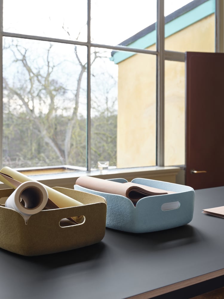 /cdn-cgi/image/width=1500,quality=85,format=auto/globalassets/content-media/images/accessories/storage/restore-tray-brown-green-light-blue-base-high-table-black-190x85-h105-muuto-org.png