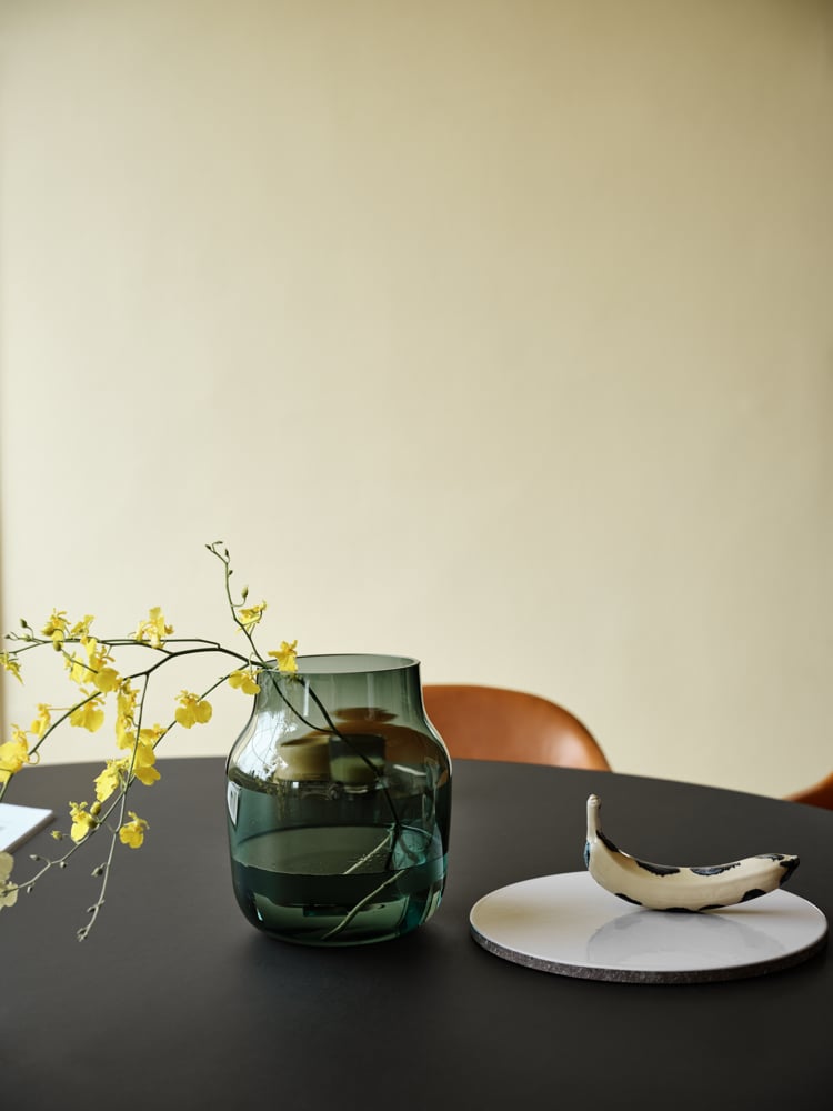 silent-vase-20-dark-green-midst-table-160-black-fiber-armchair-refine-leather-cognac-muuto-org