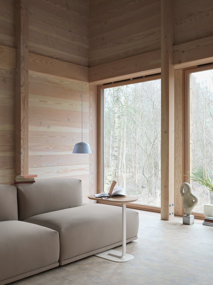 /cdn-cgi/image/width=1500,quality=85,format=auto/globalassets/content-media/images/ar/connect-steelcut-trio-426-relate-h60-solid-oak-off-white-rime-pendant-muuto-org.png