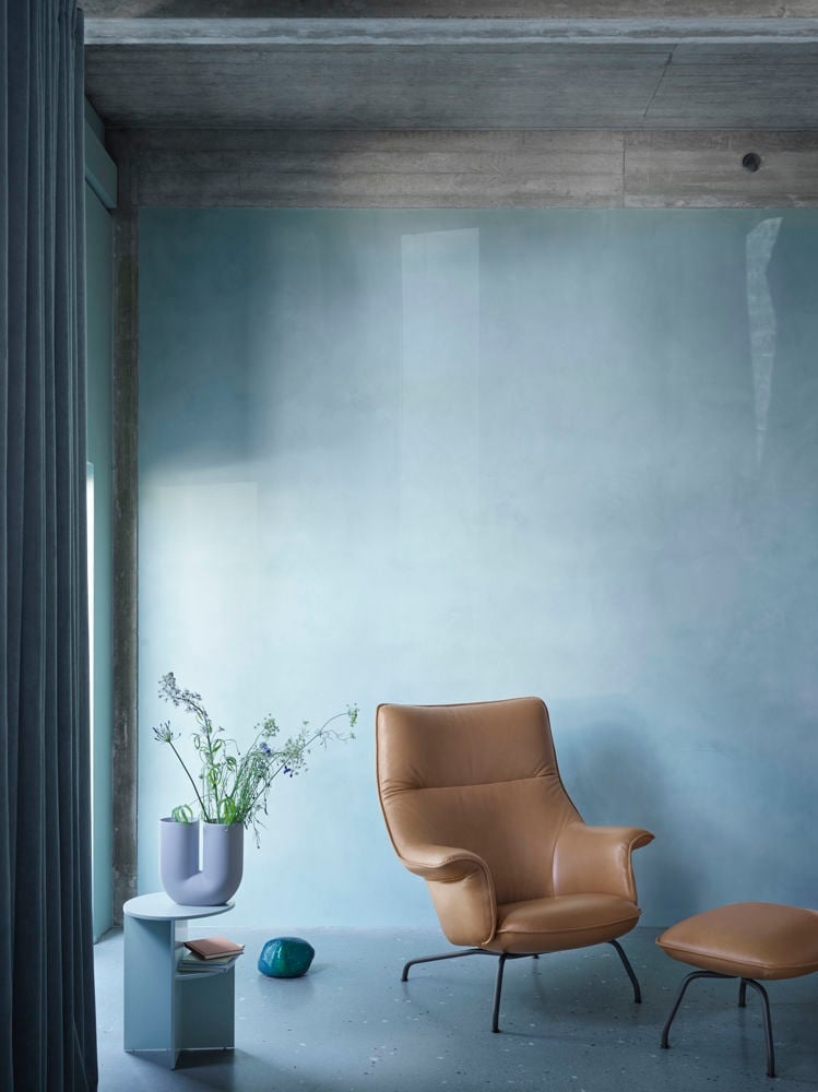 doze-lounge-chair-ottoman-cognac-leather-anthracite-black-halves-side-table-sage-green-kink-vase-light-blue-muuto-med-res.jpg