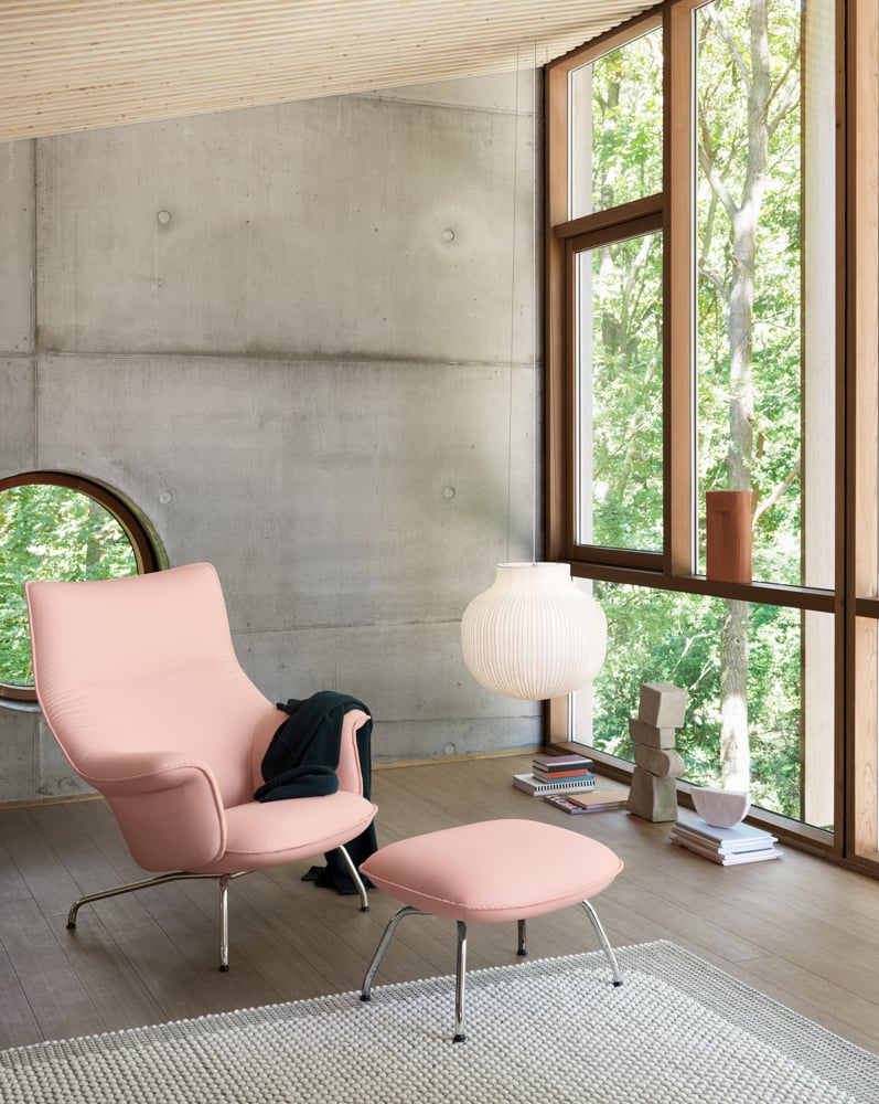 doze-lounge-chair-ottoman-forest-nap-512-chrome-strand-lamp-closed-ridge-vase-pebble-rug-muuto-org.png