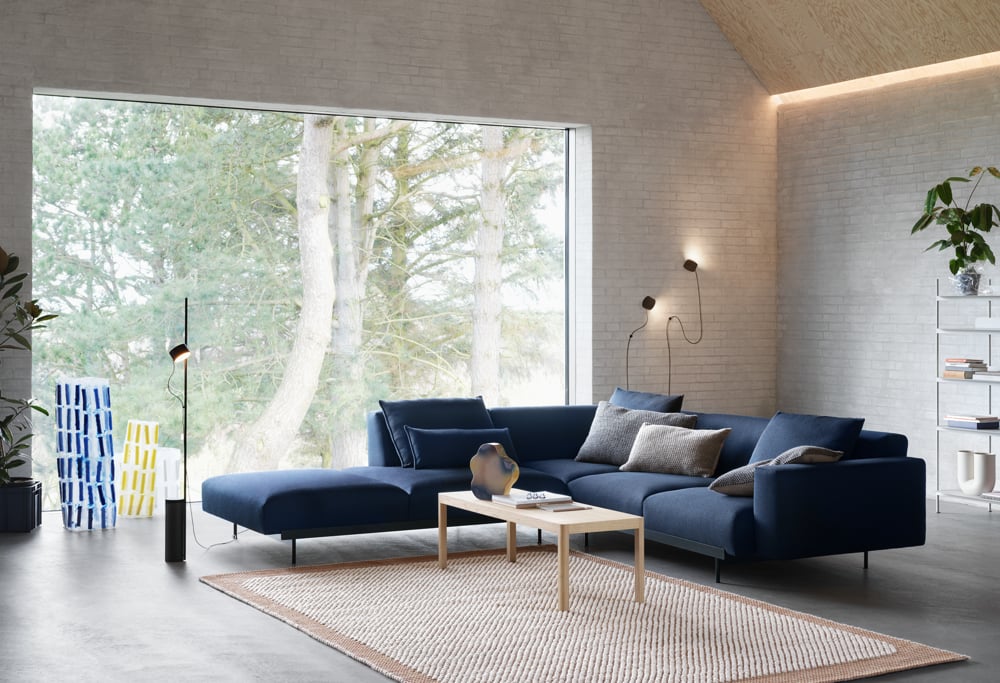 /cdn-cgi/image/width=1500,quality=85,format=auto/globalassets/content-media/images/ar/in-situ-corner-conf-2-vidar-554-pebble-orange-workshop-oak-post-lamp-muuto-landscape-org.png