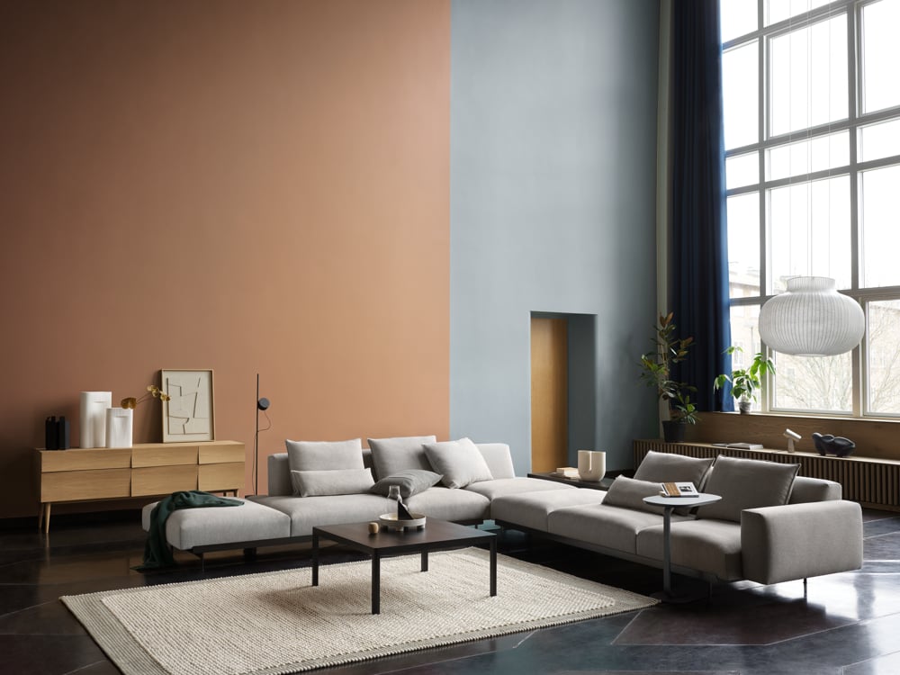 /cdn-cgi/image/width=1500,quality=85,format=auto/globalassets/content-media/images/ar/in-situ-corner-conf-9-clay-12-workshop-black-pebble-light-grey-reflect-180-oak-strand-pendant-muuto-org.png