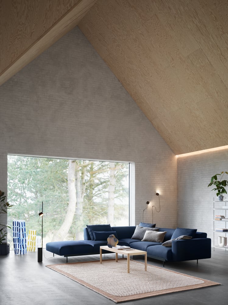 /cdn-cgi/image/width=1500,quality=85,format=auto/globalassets/content-media/images/ar/in-situ-modular-sofa/in-situ-corner-conf-2-vidar-554-pebble-orange-workshop-oak-post-lamp-muuto-org.png