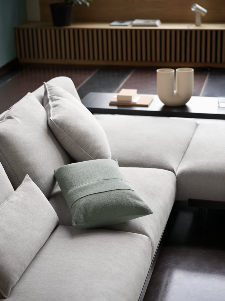 /cdn-cgi/image/width=1500,quality=85,format=auto/globalassets/content-media/images/ar/in-situ-modular-sofa/in-situ-sofa-clay-12-layer-sage-green-kink-vase-muuto-org.png