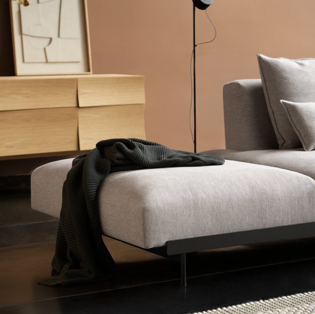/cdn-cgi/image/width=1500,quality=85,format=auto/globalassets/content-media/images/ar/in-situ-modular-sofa/in-situ-sofa-clay-12-rhythm-dark-green-pebble-light-grey-reflect-180-oak-post-floor-muuto-org-11-square.png