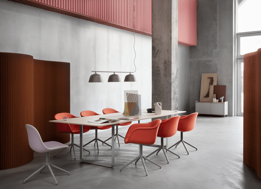 /cdn-cgi/image/width=1500,quality=85,format=auto/globalassets/content-media/images/configurator/fiber-arm-swivel-forest-nap-552-grey-fiber-side-swivel-twill-weave-620-grey-70-70-table-oak-grey-ambit-rail-muuto-org.png