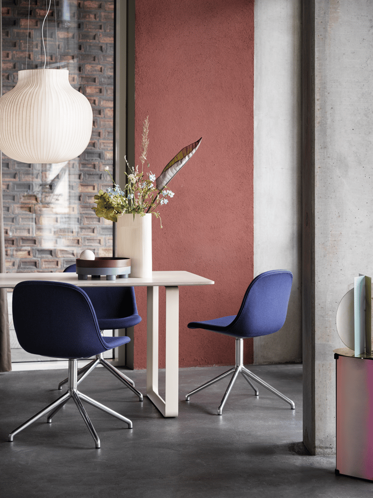 /cdn-cgi/image/width=1500,quality=85,format=auto/globalassets/content-media/images/configurator/fiber-side-chair-swivel-twill-weave-780-polished-alu-70-70-table-sand-strand-pendant-ridge-platform-2-muuto-org.png