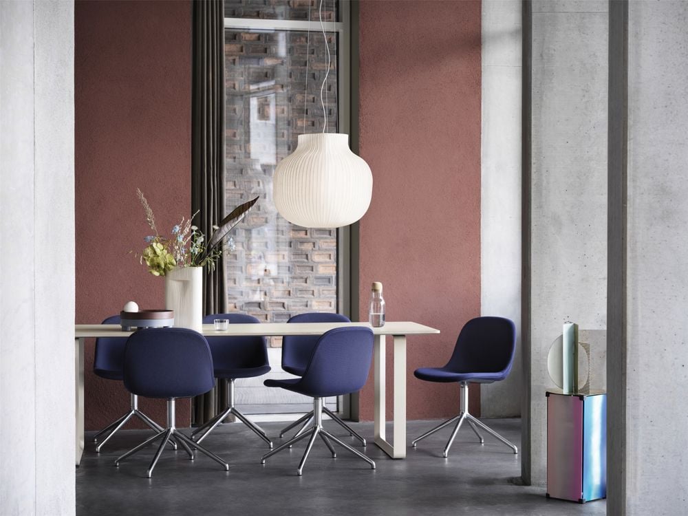 /cdn-cgi/image/width=1500,quality=85,format=auto/globalassets/content-media/images/configurator/fiber-side-chair-swivel-twill-weave-780-polished-alu-70-70-table-sand-strand-pendant-ridge-vase-muuto-org_150.jpg