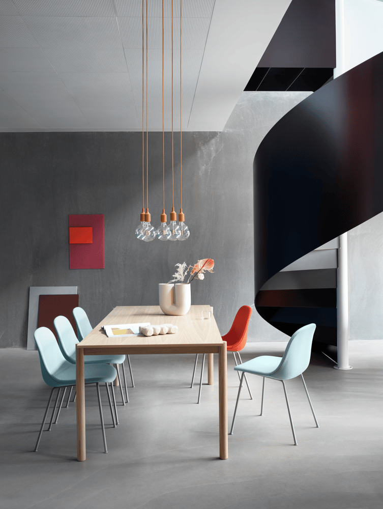 /cdn-cgi/image/width=1500,quality=85,format=auto/globalassets/content-media/images/configurator/fiber-side-tube-forest-nap-912-552-grey-linear-wood-table-oak-e27-lamp-kink-vase-muuto-org.png