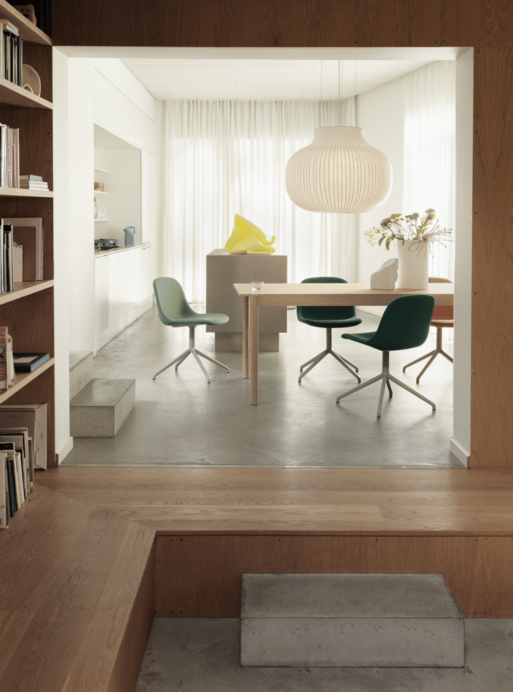 /cdn-cgi/image/width=1500,quality=85,format=auto/globalassets/content-media/images/configurator/linear-wood-oak-table-fiber-side-chair-swivel-canvas-2-0926-0984-remix-2-452--strand-lamp-closed-ridge-vase-muuto-org.png