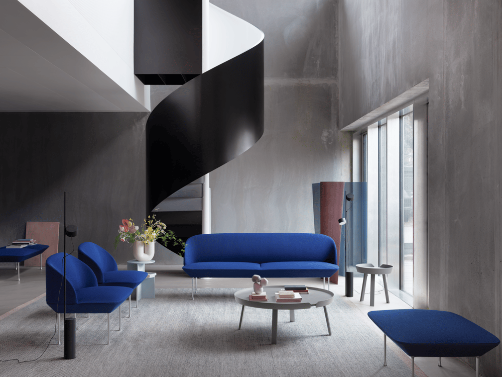 /cdn-cgi/image/width=1500,quality=85,format=auto/globalassets/content-media/images/configurator/oslo-3-seater-lounge-pouf-bench-vidar-772-chrome-around-table-post-floor-lamp-kink-vase-muuto-org.png