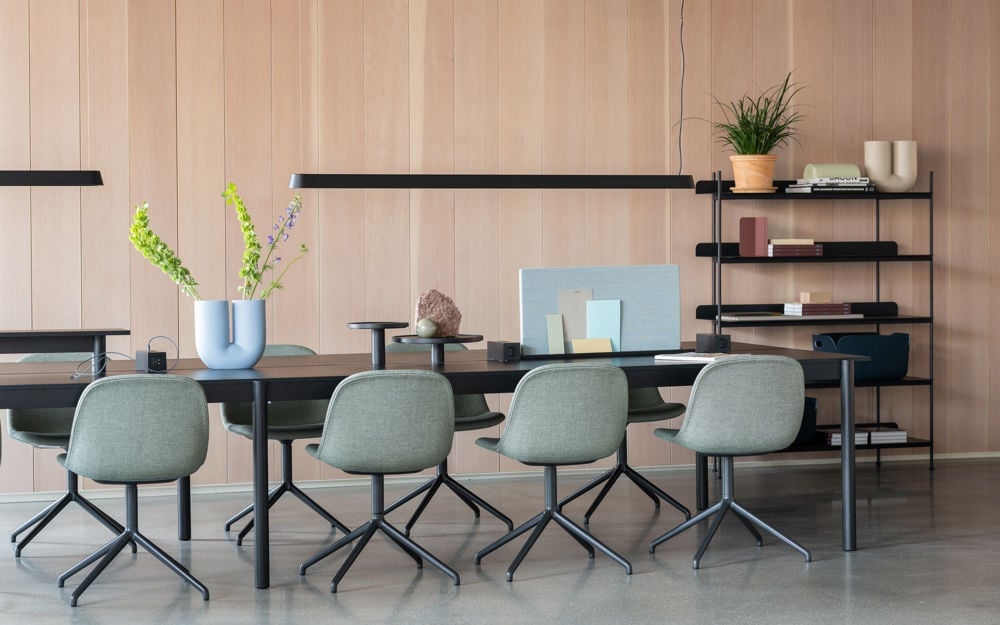 /cdn-cgi/image/width=1500,quality=85,format=auto/globalassets/content-media/images/design-days/agile-workspaces-ii/neocon-chicago-muuto-2023-lo-res-33.jpg