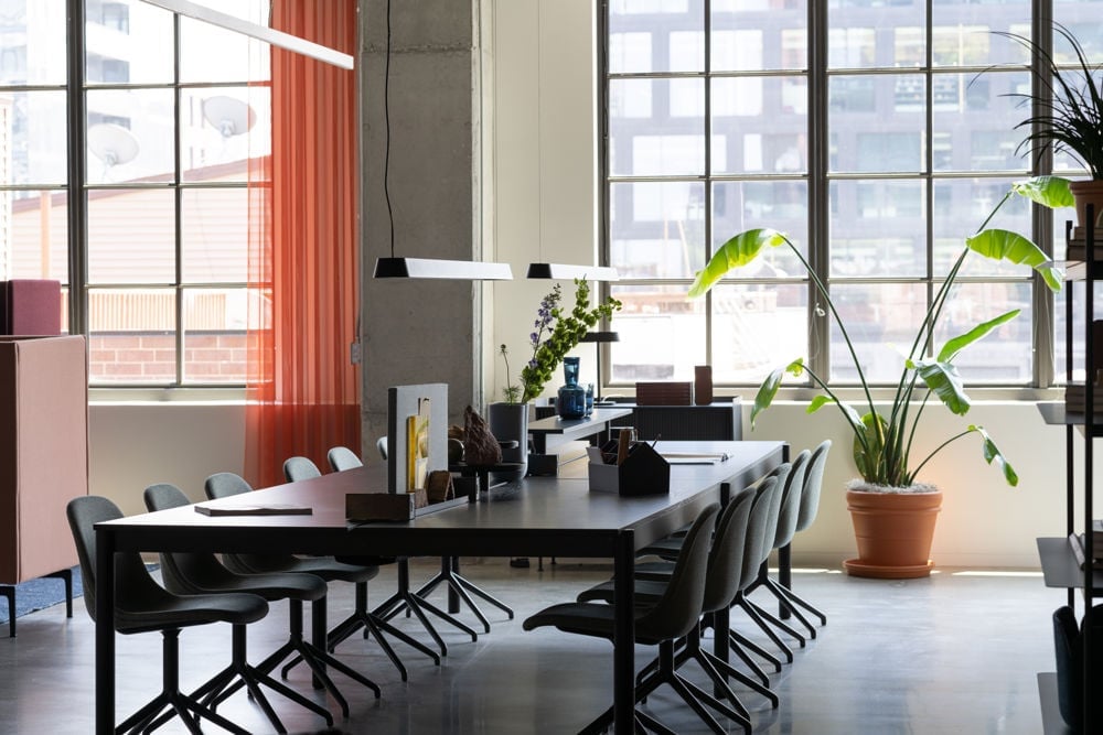 /cdn-cgi/image/width=1500,quality=85,format=auto/globalassets/content-media/images/design-days/agile-workspaces-ii/neocon-chicago-muuto-2023-lo-res-36.jpg